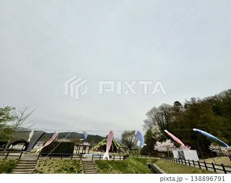 公園の遊具のある広場の鯉のぼり 公園の遊具のある広場の鯉のぼり 138896791