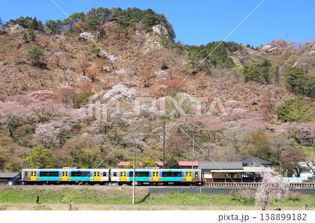 水郡線「ヤマザクラ咲く矢祭山風景とカラフルな列車」 水郡線「ヤマザクラ咲く矢祭山風景とカラフルな列車」 138899182