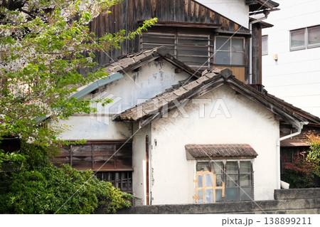 高齢化社会が生む空き家問題と倒壊寸前の住宅 高齢化社会が生む空き家問題と倒壊寸前の住宅 138899211