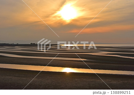 大分県 真玉海岸 干潟のある夕焼け風景 大分県 真玉海岸 干潟のある夕焼け風景 138899251