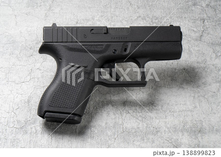 右向きの自動拳銃タイプエアガン 右向きの自動拳銃タイプエアガン 138899823