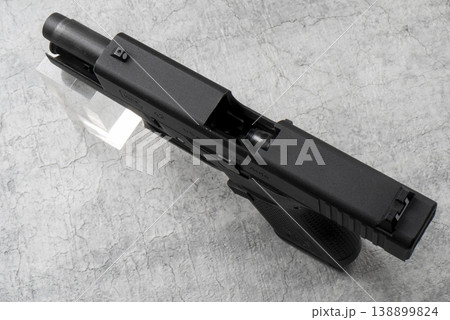 上から見たスライドストップ状態の自動拳銃タイプエアガン 上から見たスライドストップ状態の自動拳銃タイプエアガン 138899824