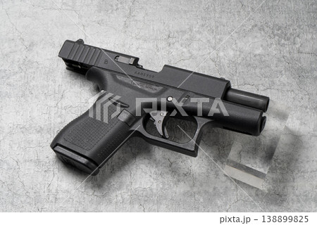 スライドストップ状態の自動拳銃タイプのエアガン 138899825