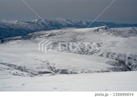 晴天の北海道冬山・岩と雪の斜面。北海道の大自然を代表する絶景。北海道の雄大な自然美を捉えた風景写真。 晴天の北海道冬山・岩と雪の斜面。北海道の大自然を代表する絶景。北海道の雄大な自然美を捉えた風景写真。 138899854