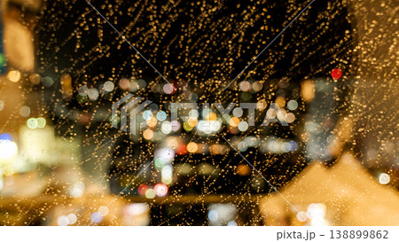 雨 夜景 玉ボケ 水滴 ガラス 雨粒 背景素材 イルミネーション 光 ぼかし 都市 夜 雨 夜景 玉ボケ 水滴 ガラス 雨粒 背景素材 イルミネーション 光 ぼかし 都市 夜 138899862