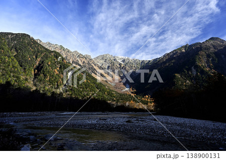 11月の上高地、穂高岳（撮影地：梓川右岸側、河童橋付近） 138900131