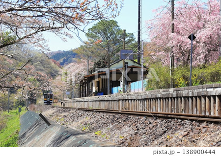 水郡線「春のJR矢祭山駅と遠くから走って来る列車」 水郡線「春のJR矢祭山駅と遠くから走って来る列車」 138900444