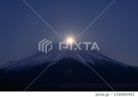 富士山頂と満月が重なる瞬間（パール富士） 138900481