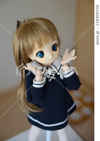 ドール ポートレート 可愛い 人形 少女風 室内 ナチュラル光 ハンドポーズ ドール ポートレート 可愛い 人形 少女風 室内 ナチュラル光 ハンドポーズ 138900548