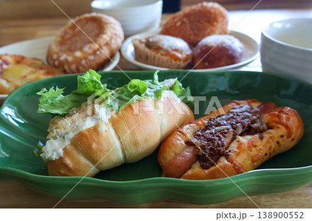 朝食のパンと紅茶 朝食のパンと紅茶 138900552