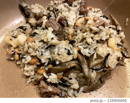 納豆ステーキチャーハン ─ 牛肉・納豆・ひじき・舞茸の和風炒飯 納豆ステーキチャーハン ─ 牛肉・納豆・ひじき・舞茸の和風炒飯 138900808