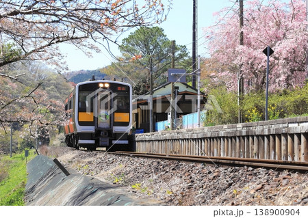 水郡線「春のJR矢祭山駅と駅に停車中の列車」 138900904