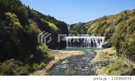 大分県豊後大野市の沈堕の滝(雄滝)の風景 138900934
