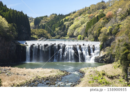 大分県豊後大野市の沈堕の滝(雄滝)の風景 大分県豊後大野市の沈堕の滝(雄滝)の風景 138900935