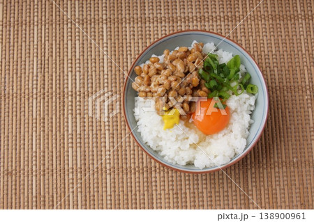 納豆と卵かけご飯 138900961