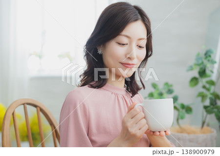 マグカップを持つミドル女性 138900979