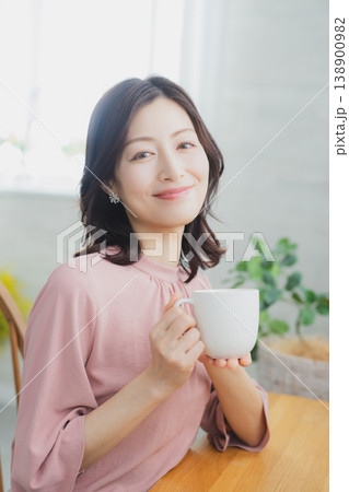 マグカップを持つミドル女性 138900982