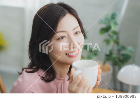 マグカップを持つミドル女性 マグカップを持つミドル女性 138900985