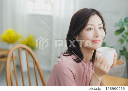 マグカップを持つミドル女性 マグカップを持つミドル女性 138900986