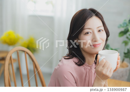 マグカップを持つミドル女性 マグカップを持つミドル女性 138900987