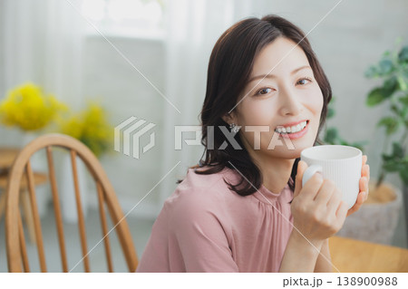 マグカップを持つミドル女性 138900988