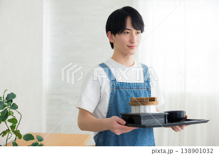 食事を運ぶ店員 138901032