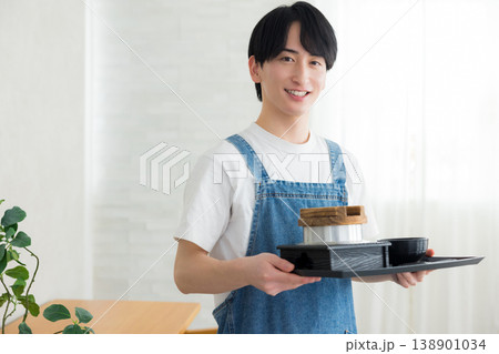 食事を運ぶ店員 138901034