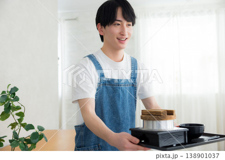 食事を運ぶ店員 138901037