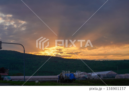 北海道農村の劇的な夕焼けと光芒。北海道の大自然を代表する絶景。北海道の雄大な自然美を捉えた風景写真。 北海道農村の劇的な夕焼けと光芒。北海道の大自然を代表する絶景。北海道の雄大な自然美を捉えた風景写真。 138901157