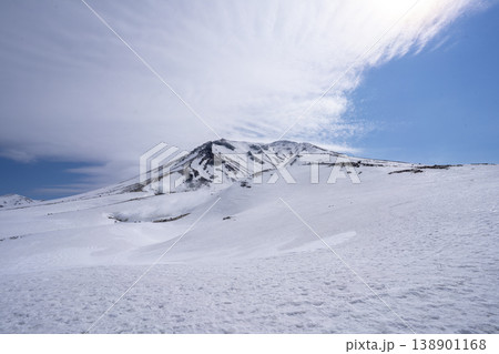 北海道冬・青空にそびえる円錐形の雪山火山。北海道の大自然を代表する絶景。白銀に輝く山頂と澄み渡る青空 北海道冬・青空にそびえる円錐形の雪山火山。北海道の大自然を代表する絶景。白銀に輝く山頂と澄み渡る青空 138901168
