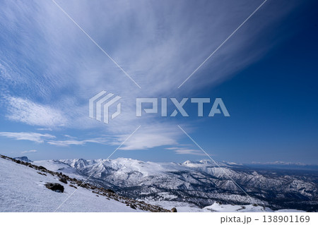 北海道冬・絹雲と青空の雪山連峰。北海道の大自然を代表する絶景。白銀に輝く山頂と澄み渡る青空の冬の絶景 138901169