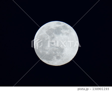 真っ暗な夜空に浮かぶ満月のクローズアップ、クレーターまで鮮明に写る月面の詳細 真っ暗な夜空に浮かぶ満月のクローズアップ、クレーターまで鮮明に写る月面の詳細 138901193