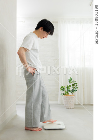 若い男性のダイエットイメージ　 138901199
