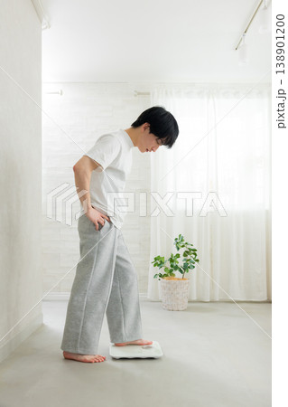 若い男性のダイエットイメージ　 138901200