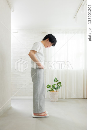 若い男性のダイエットイメージ　 138901202