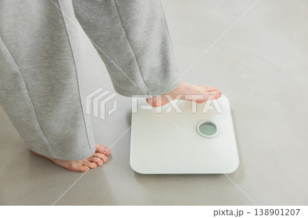 若い男性のダイエットイメージ　 138901207