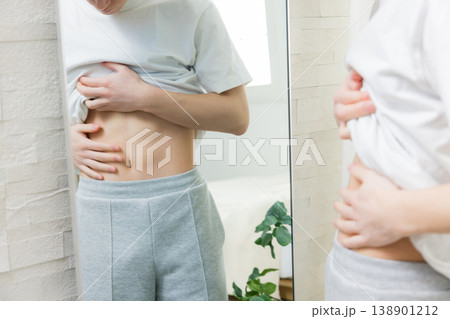 若い男性のダイエットイメージ　 138901212