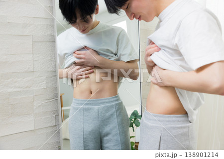 若い男性のダイエットイメージ　 138901214