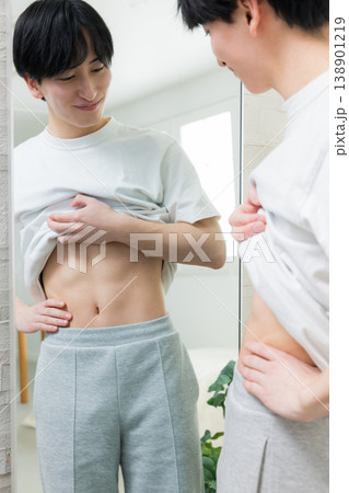 若い男性のダイエットイメージ　 138901219