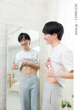 若い男性のダイエットイメージ　 138901226