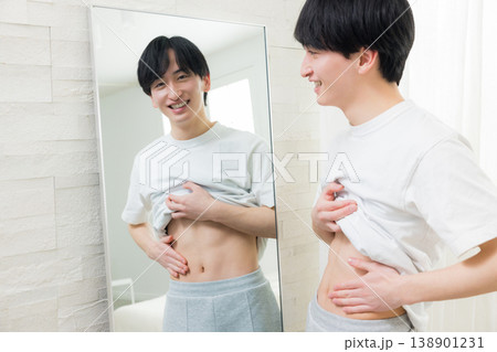 若い男性のダイエットイメージ　 138901231