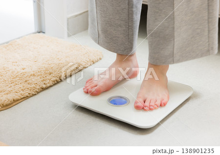 若い男性のダイエットイメージ　 138901235