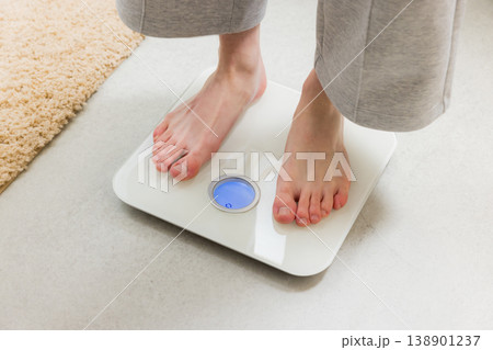 若い男性のダイエットイメージ　 138901237