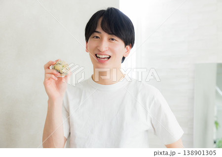 若い男性のダイエットイメージ 若い男性のダイエットイメージ 138901305