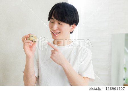 若い男性のダイエットイメージ　　 138901307