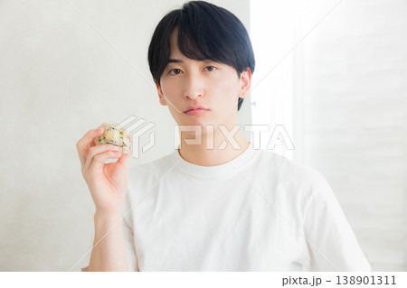 若い男性のダイエットイメージ　　 138901311