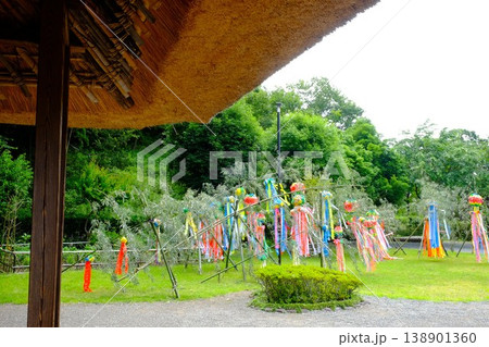 【神奈川県】古民家の軒先より見る七夕飾り 【神奈川県】古民家の軒先より見る七夕飾り 138901360