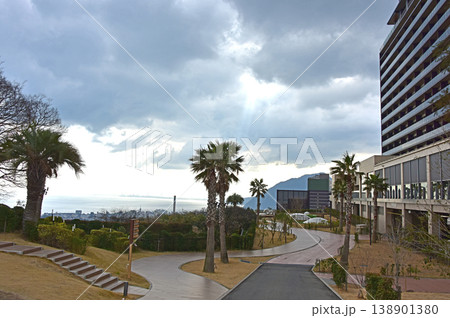 大分県　別府温泉　別府の街の朝焼け風景 138901380