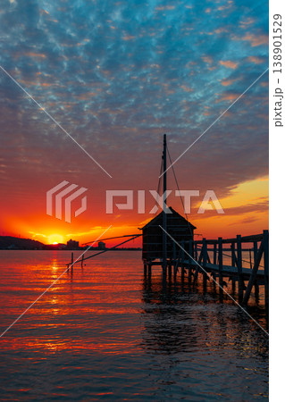夕陽がきれいな東郷湖の夕景 138901529
