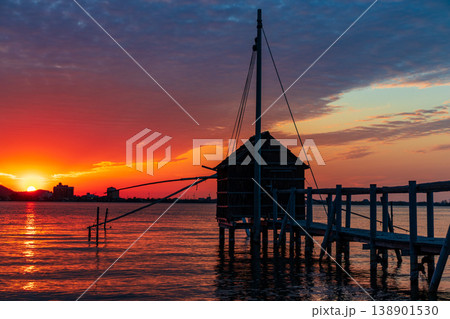 夕陽がきれいな東郷湖の夕景 138901530